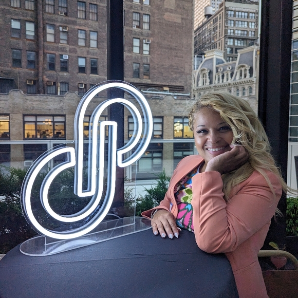 @dperalta75 is on Live!❤️ Hello Gorgeous, let's style the best of YOU! - Picture 6 of 9